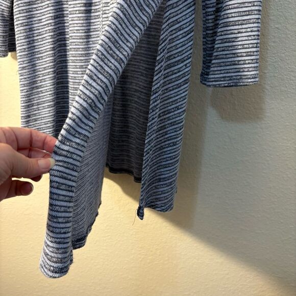 Xhilaration Gray and White Relaxed Tunic Top 3/4 Sleeves Lace back stretch. - Picture 7 of 10